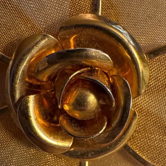 vintage gold-tone flower brooch with mesh petals and a central rose desig - Picture 3 of 4